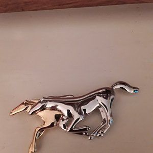 LIZ CLAIBORNE Two Tone Racing Horses Pin - Unisex